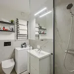 Newly Renovated 1-bedroom In The Heart Of דירה *