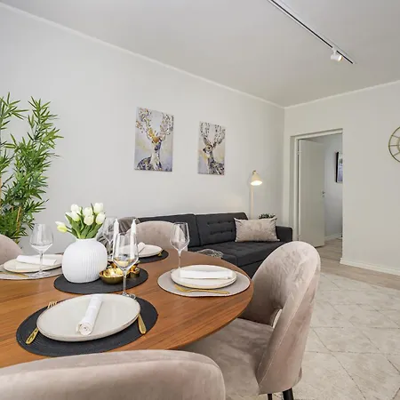 Newly Renovated 1-bedroom In The Heart Of דירה *