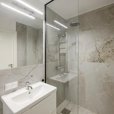 Stylish Renovated In Centre