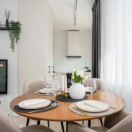 Stylish Renovated In Centre *