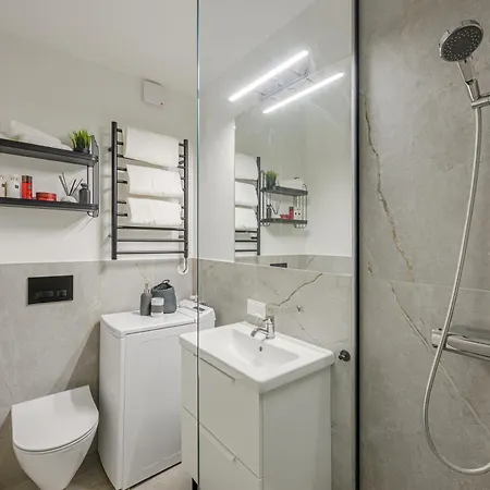 Stylish Renovated In Centre Apartman *